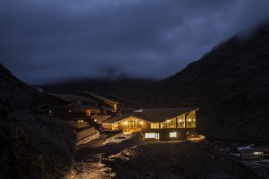 Huacahuasi Lodge at night