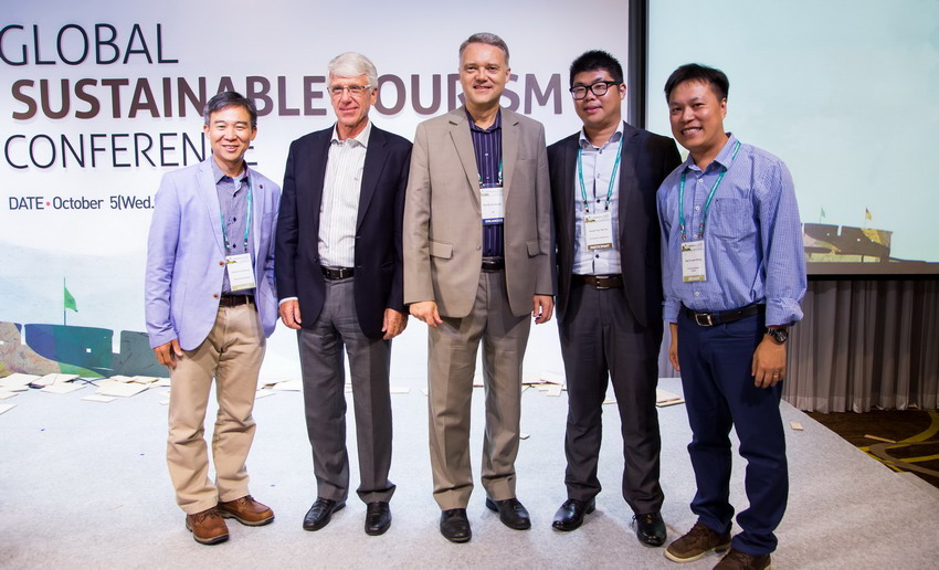 From left to right: Mr. Steven Cheung, Infinity (Int’l) TRavel Holding Ltd. CEO; Mr. Luigi Cabrini, GSTC Chair; Mr. Randy Durband, GSTC CEO; Mr. Derek Tse, HKTraveler.com Ltd. General Manager; Dr. Cheung Ting On Lewis, Assistant Professor The Education University of Hong Kong