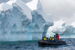 photographers-in-zodiac-antarctica-michael-baynes-aurora-expeditions