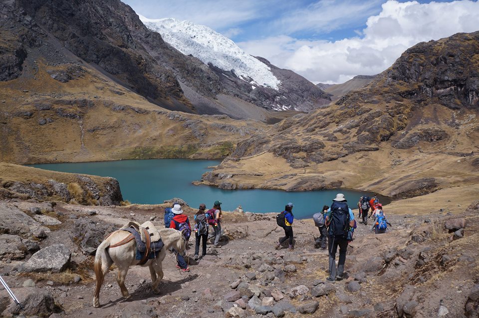 Malia Obama’s group hiking the Ausangate trek in Peru. © Vamos Expeditions